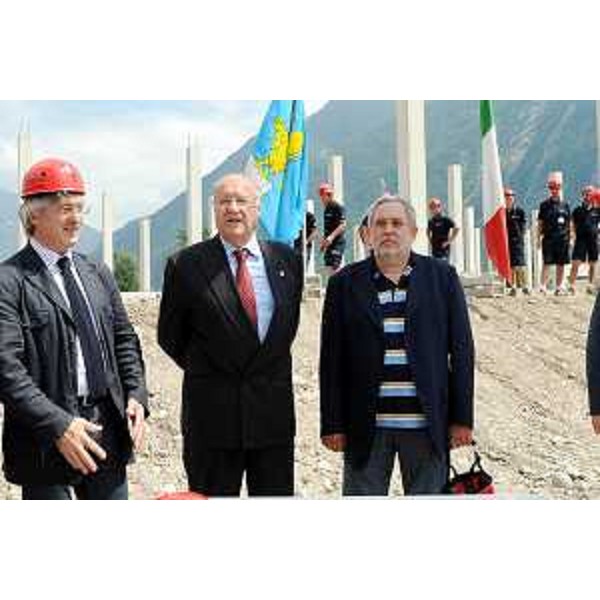 Renzo Tondo (Presidente Friuli Venezia Giulia) col cav. Giacomo Cortiula (Presidente di CoopCa) e Renzo Marinic (Presidente della LegaCoop FVG) alla posa della prima pietra del nuovo centro della Società Cooperativa Carnica di Consumo di Tolmezzo. (Amaro, 13/07/09)