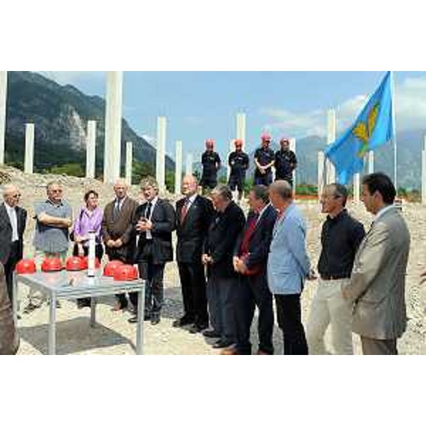 Renzo Tondo (Presidente Friuli Venezia Giulia) col cav. Giacomo Cortiula (Presidente di CoopCa), Laura Zanella (Sindaco di Amaro), Renzo Marinic (Presidente della LecaCoop FVG) ed altre autorità alla posa della prima pietra del nuovo centro della Società Cooperativa Carnica di Consumo di Tolmezzo. (Amaro, 13/07/09)