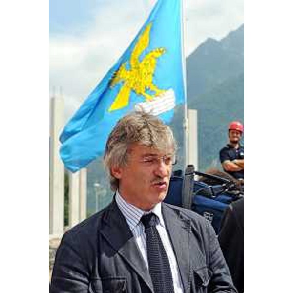 Intervento di Renzo Tondo (Presidente Friuli Venezia Giulia) durante la posa della prima pietra del nuovo centro della Società Cooperativa Carnica di Consumo di Tolmezzo. (Amaro, 13/07/09)