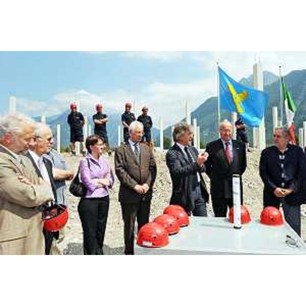 Renzo Tondo (Presidente Friuli Venezia Giulia) col cav. Giacomo Cortiula (Presidente di CoopCa), Laura Zanella (Sindaco di Amaro), Renzo Marinic (Presidente della LegaCoop FVG) ed altre autorità alla posa della prima pietra del nuovo centro della Società Cooperativa Carnica di Consumo di Tolmezzo. (Amaro, 13/07/09)