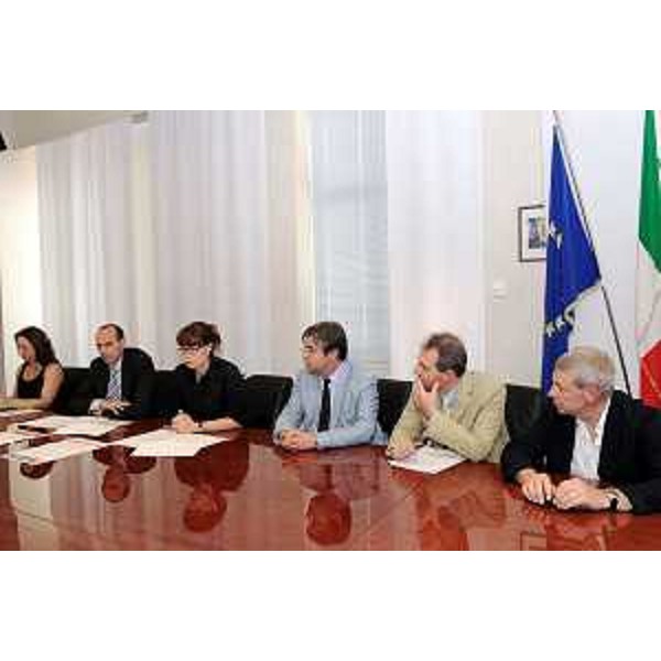 Alessia Rosolen (assessore regionale all'Università) a conferenza stampa su sportello consulenza psicologica per studenti, affiancata da Francesco Peroni (rettore Università TS), Marco Vascotto (Presidente ERDISU), Claudio Tonzar (presidente Ordine regionale Psicologi) e altri. (Trieste, 15/07/09)