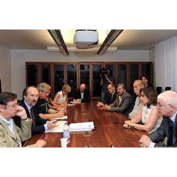 Riccardo Riccardi (assessore regionale Mobilità, Energia, Trasporti e Protezione civile) con Giorgio Santuz (presidente Autovie Venete), Oriano Turello (direttore Fvg Strade), Luciano D'Agata (comandante regionale Polizia Stradale), i sindaci di Latisana (Micaela Sette) e di Ronchis (Vanni Biasutti) e Guglielmo Berlasso (direttore della Protezione civile) ad un vertice sull'emergenza traffico. (Palmanova, 15/07/09)