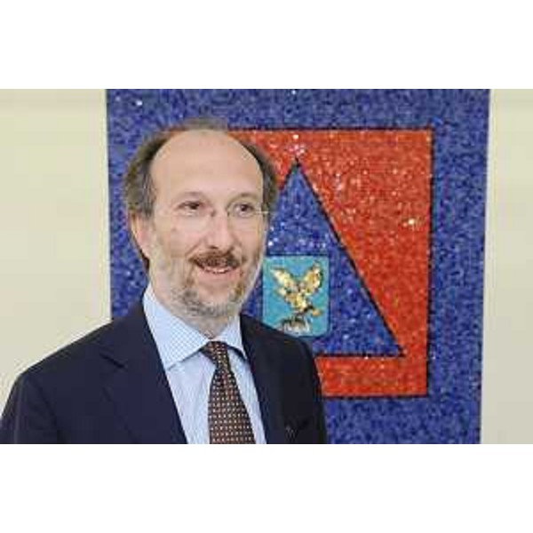 Riccardo Riccardi (assessore regionale Mobilità, Energia, Trasporti e Protezione civile) davanti al logo della Protezione civile, delega recentemente acquisita dall'assessore. (Palmanova, 15/07/09)