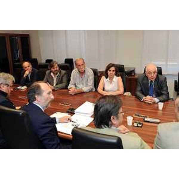 Riccardo Riccardi (assessore regionale Mobilità, Energia, Trasporti e Protezione civile) con Giorgio Santuz (presidente Autovie Venete), Oriano Turello (direttore Fvg Strade), Luciano D'Agata (comandante regionale Polizia Stradale), i sindaci di Latisana (Micaela Sette) e di Ronchis (Vanni Biasutti) e Guglielmo Berlasso (direttore della Protezione civile) ad un vertice sull'emergenza traffico. (Palmanova, 15/07/09)