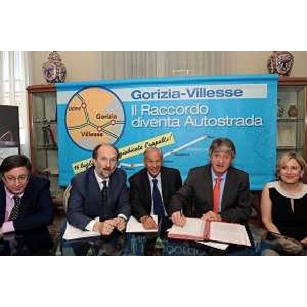 Renzo Tondo (presidente Friuli Venezia Giulia) con Riccardo Riccardi (assessore regionale Mobilità, Trasporto, Protezione Civile), Ettore Romoli (Sindaco di Gorizia), Giorgio Santuz (presidente Autovie Venete) e Simonetta Vecchi (Sindaco di Villesse) alla firma decreto Villesse-Gorizia. (Gorizia, 16/07/09)