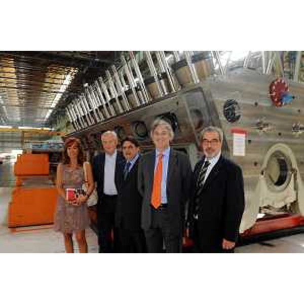 Renzo Tondo (presidente Friuli Venezia Giulia) con Sergio Razeto (presidente e Ad di Wartsila Italia) ed altri responsabili dell'amministrazione del complesso industriale. (Trieste, 17/07/09)
