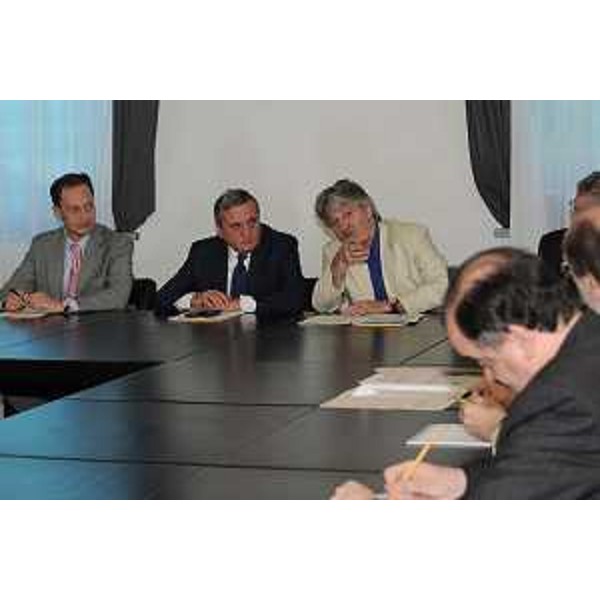 Renzo Tondo (presidente Friuli Venezia Giulia) con Maurizio Sacconi (ministro Lavoro, Salute e Politiche sociali) e Luca Ciriani (vicepresidente Friuli Venezia Giulia) in seduta di Giunta regionale. (Udine, 20/07/09)