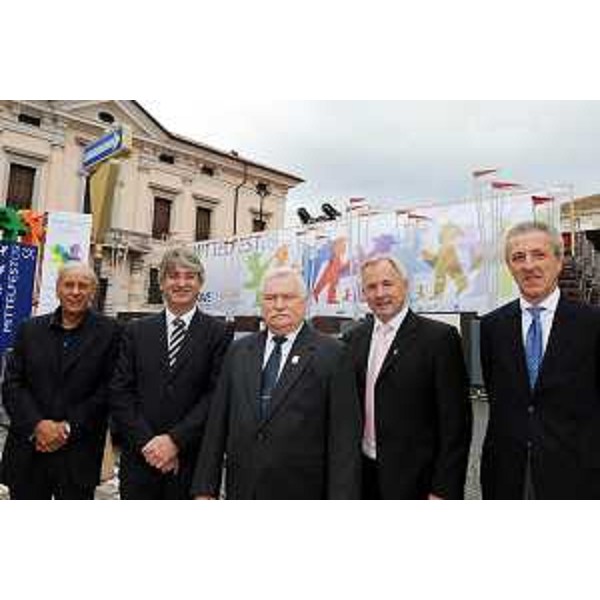Renzo Tondo (presidente Friuli Venezia Giullia) con Ettore Romoli (sindaco di Gorizia), Lech Walesa (ex presidente Polonia), Gerhard Doerfler (governatore Carinzia) ed Attilio Vuga (sindaco di Cividale) in occasione della cerimonia di inaugurazione di Mittelfest 2009. (Cividale del Friuli, 18/07/09)