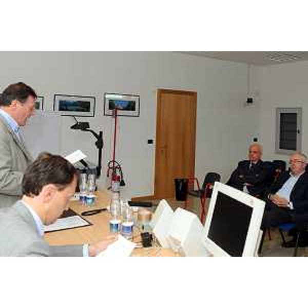 Luca Ciriani (vicepresidente Friuli Venezia Giulia) e Lino Canderan (presidente del NIP) durante la conferenza stampa svoltasi presso il NIP di Maniago. (Maniago, 20/07/09)