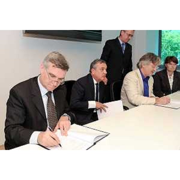 Renzo Tondo (presidente Friuli Venezia Giulia) e Natale Forlani (presidente di Italia Lavoro) mentre firmano il protocollo di colaborazione alla presenza di Maurizio Sacconi (ministro del Lavoro) ed Alessia Rosolen (assessore regionale Lavoro). (Udine, 20/07/09)