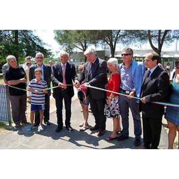 Elio De Anna (assessore regionale Sport) al taglio del nastro del ristrutturato campo Fabretto a Gorizia insieme ad Ettore Romoli (sindaco di Gorizia), Sergio Cosma (asessore comunale Sport) e Franco Tommasini (vicepresidente provinciale Coni). (Gorizia, 21/07/09)