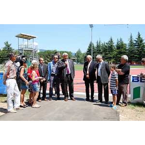 Elio De Anna (assessore regionale Sport) durante il suo discorso in occasione dell'inaugurazione del campo Fabretto a Gorizia. Con lui nella foto Ettore Romoli (sindaco di Gorizia), Sergio Cosma (asessore comunale Sport) e Franco Tommasini (vicepresidente provinciale Coni). (Gorizia, 21/07/09)