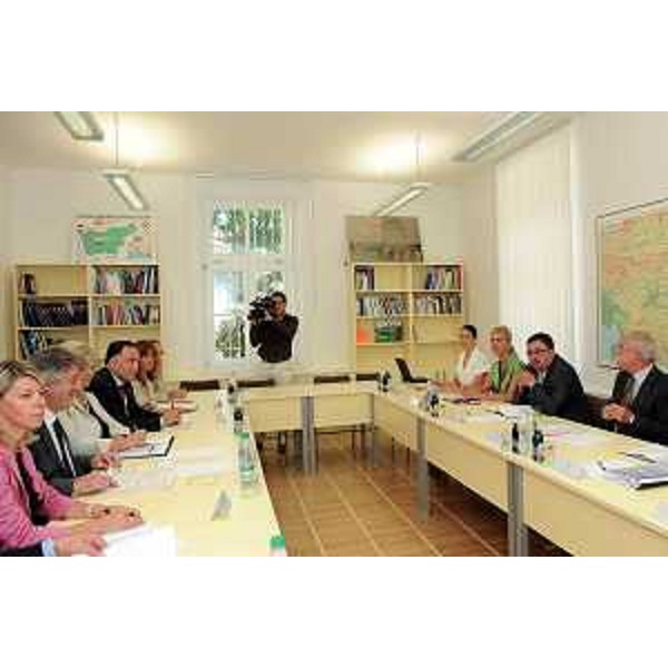 Renzo Tondo (presidente Friuli Venezia Giulia) e Federica Seganti (assessore con delega alle Relazioni internazionali) al tavolo dell'incontro con Bostjan Zeks (ministro per gli Sloveni nel mondo Slovenia). (Lubiana, 21/07/09)