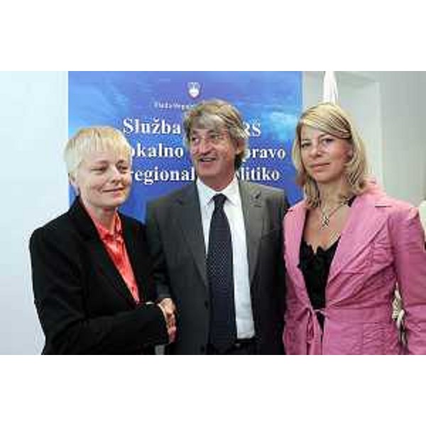 Renzo Tondo (presidente Friuli Venezia Giulia) e Federica Seganti (assessore con delega alle Relazioni internazionali) con Zlata Plostajner (ministro per lo sviluppo regionale Slovenia). (Lubiana, 21/07/09)