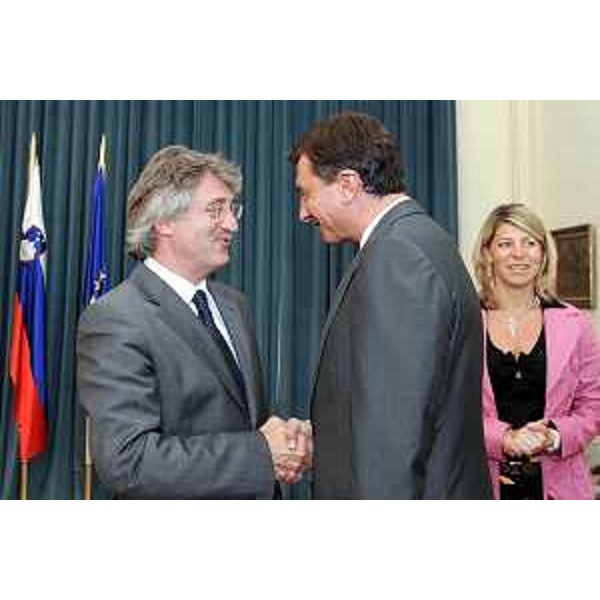 Renzo Tondo (presidente Friuli Venezia Giulia) stringe la mano a Borut Pahor (primo ministro Slovenia) alla presenza di Federica Seganti (assessore con delega alle Relazioni internazionali). (Lubiana, 21/07/09)
