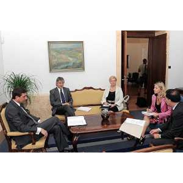 Renzo Tondo (presidente Friuli Venezia Giulia) con Borut Pahor (primo ministro Slovenia) e Federica Seganti (assessore con delega alle Relazioni internazionali) durante l'incontro avvenuto a Lubiana. (Lubiana, 21/07/09)