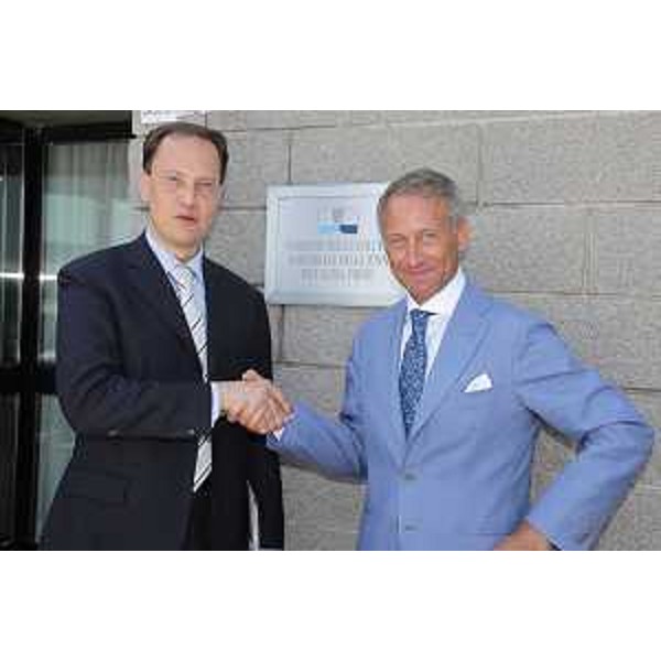 Luca Ciriani (vicepresidente Friuli Venezia Giulia) stringe la mano a Cesare Strisino (presidente del Consorzio di Sviluppo industriale dell'Aussa-Corno). (S.Giorgio di Nogaro, 21/07/09)