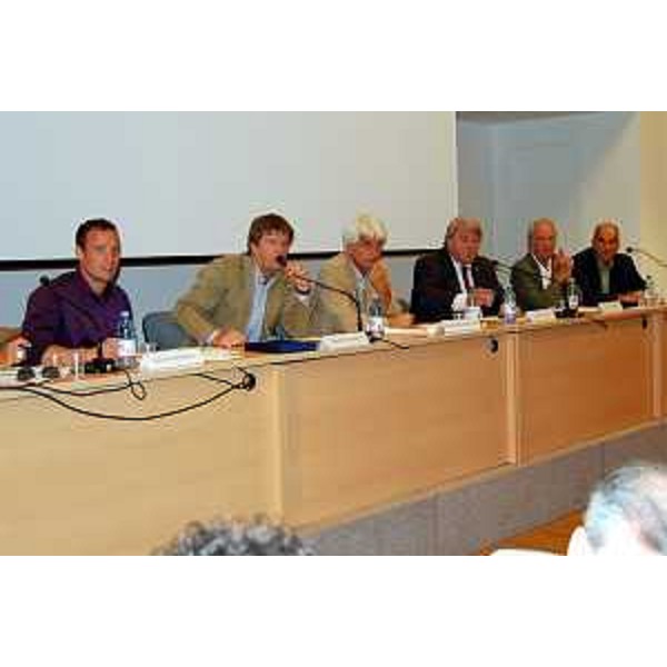 Elio De Anna (assessore regionale Sport), amministratori triestini ed Oscar Pistorius (atleta velocista sudafricano) allo Stadio Grezar, al convegno "Uno stadio a misura d'atleta". (Trieste, 21/07/09)