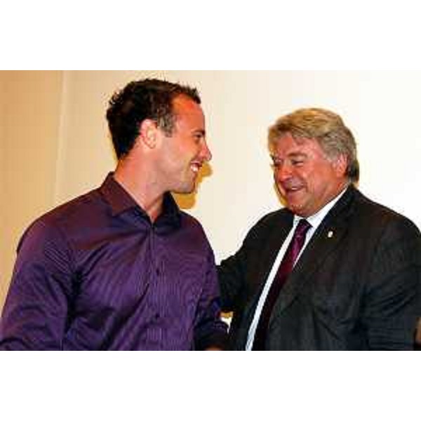 Elio De Anna (assessore regionale Sport) con Oscar Pistorius (atleta velocista sudafricano), (Trieste, 21/07/09)