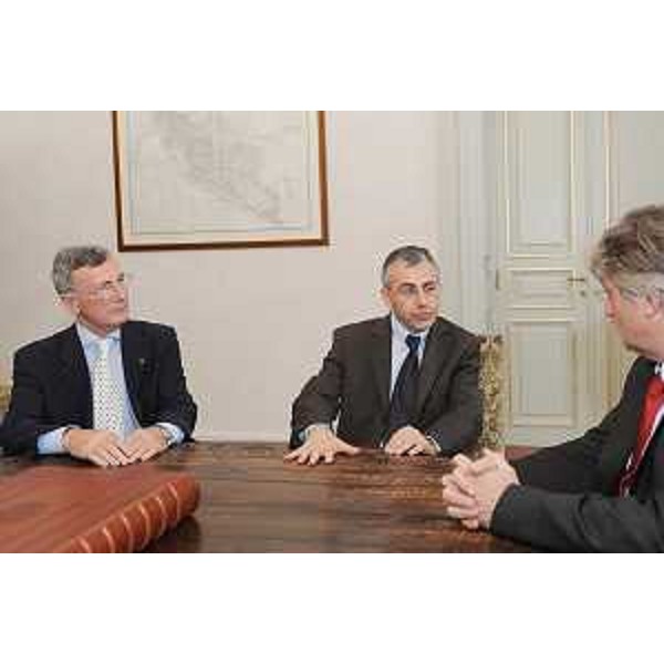 Renzo Tondo (presidente Friuli Venezia Giulia) con Miklos Merényi (ambasciatore d'Ungheria in Italia) e Paolo Petiziol (presidente Associazione culturale Mitteleuropa) (Trieste, 22/07/09)