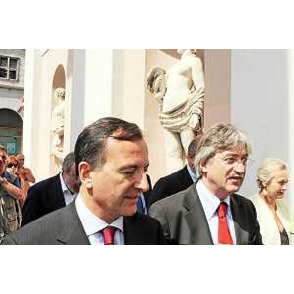Renzo Tondo (presidente Friuli Venezia Giulia) con Franco Frattini (ministro degli Affari esteri) fuori della Camera di Commercio di Trieste. Appare nella foto Maria Teresa Bassa Poropat (presidente Provincia TS). (Trieste, 22/07/09)