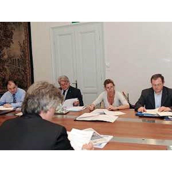 Riunione della Giunta regionale presieduta da Renzo Tondo, a Trieste; da sin.: Molinaro (assessore regionale Cultura), De Anna (assessore regionale Ambiente e Lavori pubblici, delegato Sport), Savino (assessore regionale Risorse economiche e finanziarie) e Garlatti (assessore regionale Organizzazione, Personale e Sistemi informativi). (Trieste 23/07/09)