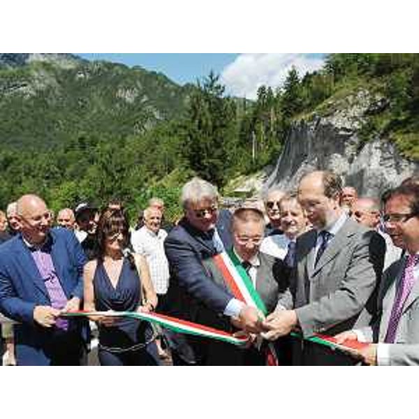 Riccardo Riccardi (Assessore regionale Viabilità e Trasporti) ed Elio De Anna (Assessore regionale Ambiente e Lavori pubblici) all'inaugurazione del Ponte del Chiavalir, sulla SR 552 "del Rest", in comune di Tramonti di Sopra (PN). (Tramonti di Sopra 25/07/09)