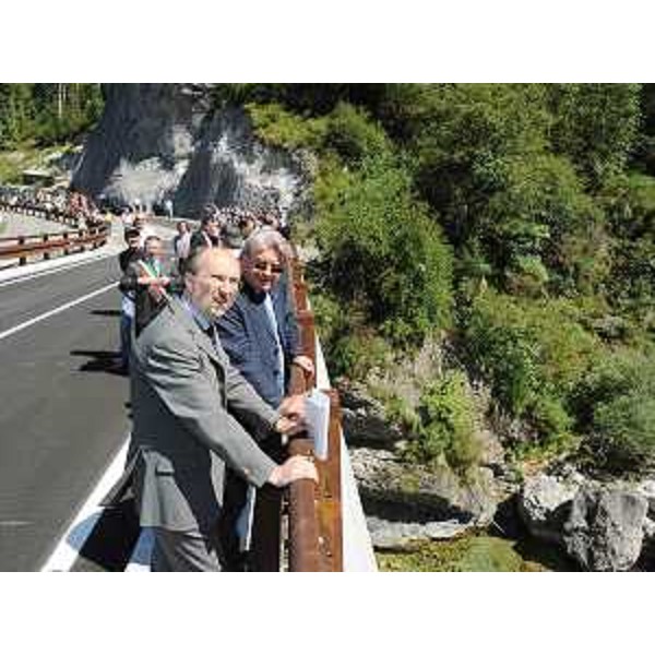 Riccardo Riccardi (Assessore regionale Viabilità e Trasporti) ed Elio De Anna (Assessore regionale Ambiente e Lavori pubblici) all'inaugurazione del Ponte del Chiavalir, sulla SR 552 "del Rest", in comune di Tramonti di Sopra (PN). (Tramonti di Sopra 25/07/09)