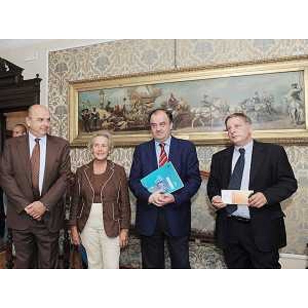 Roberto Dipiazza (Sindaco Trieste), Maria Teresa Bassa Poropat (Presidente Provincia Trieste), Roberto Molinaro (Assessore regionale Cultura) e Andrea Mariani (Presidente Comunità ebraica Trieste) nella sede del Municipio di Trieste. (Trieste 28/07/09)