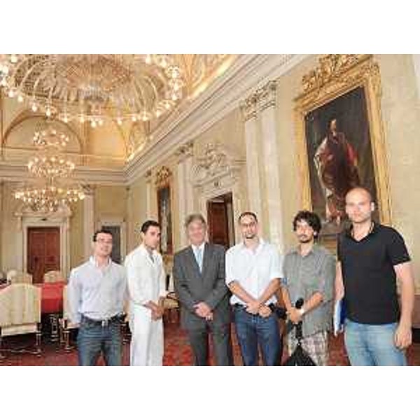 Renzo Tondo (Presidente Friuli Venezia Giulia) con i giornalisti praticanti che lavorano al progetto di una rivista dell'Unione delle Comunità ebraiche italiane (UCEI), nella sede della Regione a Trieste. (Trieste 28/07/09)