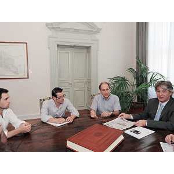 Renzo Tondo (Presidente Friuli Venezia Giulia) con i giornalisti praticanti che lavorano al progetto di una rivista dell'Unione delle Comunità ebraiche italiane (UCEI), nella sede della Regione a Trieste. (Trieste 28/07/09)