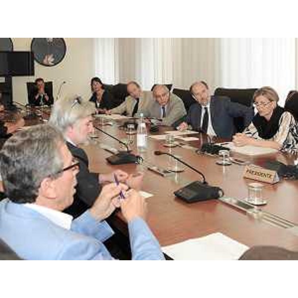 Riccardo Riccardi (Assessore regionale Mobilità, Energia e Infrastrutture di Trasporto), Sandra Savino (Assessore regionale Programmazione, Risorse economiche e finanziarie, Patrimonio e Servizi generali) e rappresentanti dei Comuni interessati all'incontro sull'elettrodotto da 200 megawatt tra Vertoiba (SLO) e Redipuglia, a Trieste. (Trieste 28/07/09)