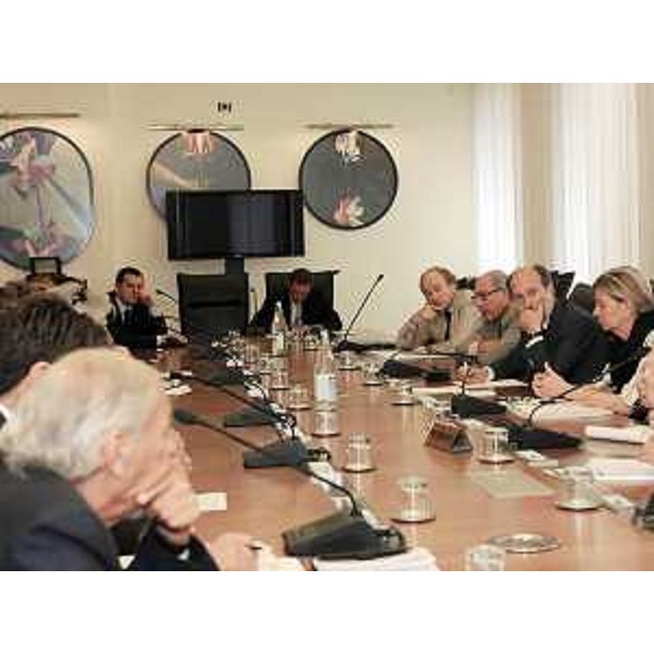 Riccardo Riccardi (Assessore regionale Mobilità, Energia e Infrastrutture di Trasporto), Sandra Savino (Assessore regionale Programmazione, Risorse economiche e finanziarie, Patrimonio e Servizi generali) e rappresentanti dei Comuni interessati all'incontro sull'elettrodotto da 200 megawatt tra Vertoiba (SLO) e Redipuglia, a Trieste. (Trieste 28/07/09)