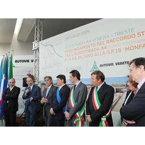 Pietro Del Fabbro (Amm. del. Autovie Venete SpA), Riccardo Riccardi (Assessore regionale Viabilità e Trasporti), Renzo Tondo (Presidente Friuli Venezia Giulia), Enrico Gherghetta (Presidente Provincia Gorizia), Lorenzo Presot (Sindaco Staranzano), Roberto Fontanot (Sindaco Ronchi dei Legionari) e Giorgio Santuz (Presidente Autovie Venete SpA), all'Aeroporto di Ronchi dei Legionari. (Ronchi dei Legionari 28/07/09) 