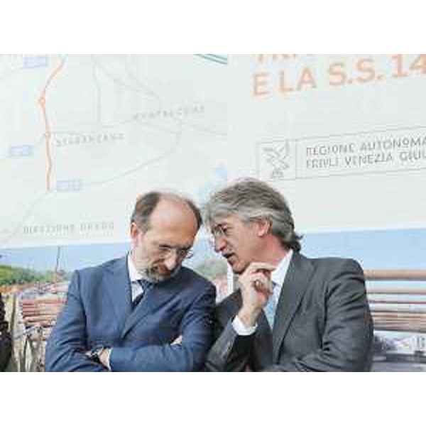 Riccardo Riccardi (Assessore regionale Viabilità e Trasporti) e Renzo Tondo (Presidente Friuli Venezia Giulia) all'inaugurazione del prolungamento del raccordo tra il casello di Redipuglia dell'autostrada A4 e l'Aeroporto FVG, a Ronchi dei Legionari. (Ronchi dei Legionari 28/07/09)