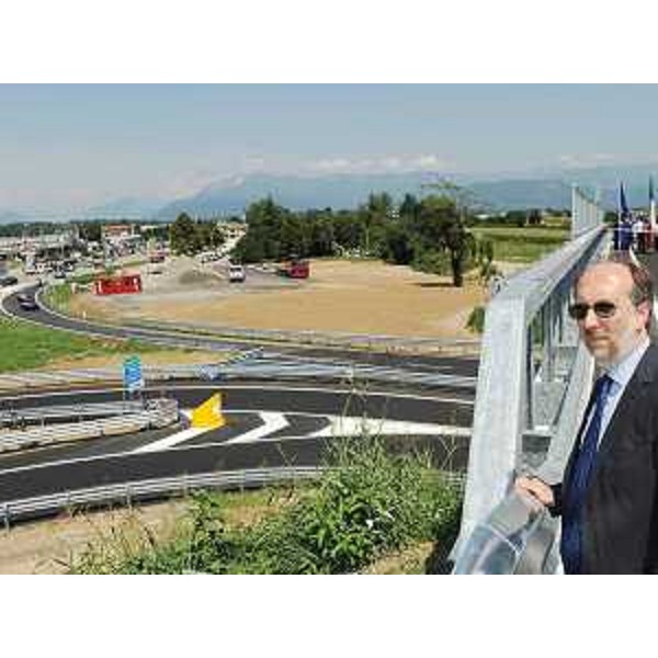 Riccardo Riccardi (Assessore regionale Viabilità e Trasporti) sul maxi-svincolo di via Nazionale tra Udine e Tavagnacco. (Tavagnacco 30/07/09) 