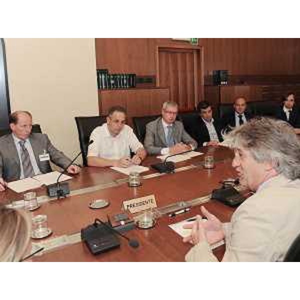 Renzo Tondo (Presidente Friuli Venezia Giulia) con i rappresentanti degli istituti bancari presenti in Friuli Venezia Giulia, in Consiglio regionale. (Trieste 30/07/09)
