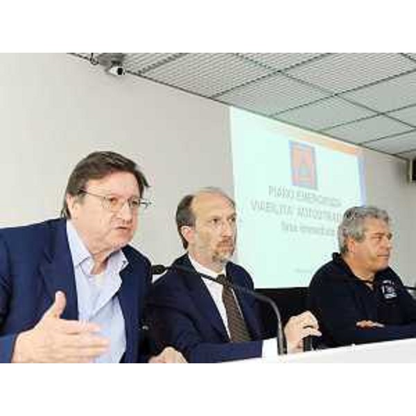 Giorgio Santuz (Presidente Autovie Venete SpA), Riccardo Riccardi (Assessore regionale Viabilità e Trasporti) e Guglielmo Berlasso (Direttore centrale Protezione civile FVG) nel corso dell'incontro con i Sindaci, i responsabili delle Polizie municipali e dei Gruppi di Protezione civile dei sedici Comuni toccati dalla A4 e dall'attigua viabilità ordinaria tra Palmanova ed il Lisert. (Palmanova 31/07/09)