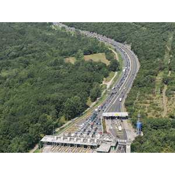 Elicottero della Protezione civile [con a bordo Riccardo Riccardi (Assessore regionale Viabilità e Trasporti)] sorvola la A4 Venezia-Trieste all'altezza del Lisert. (01/08/09)