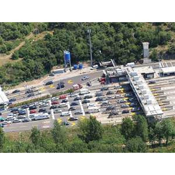 Elicottero della Protezione civile [con a bordo Riccardo Riccardi (Assessore regionale Viabilità e Trasporti)] sorvola la A4 Venezia-Trieste all'altezza del Lisert. (01/08/09)