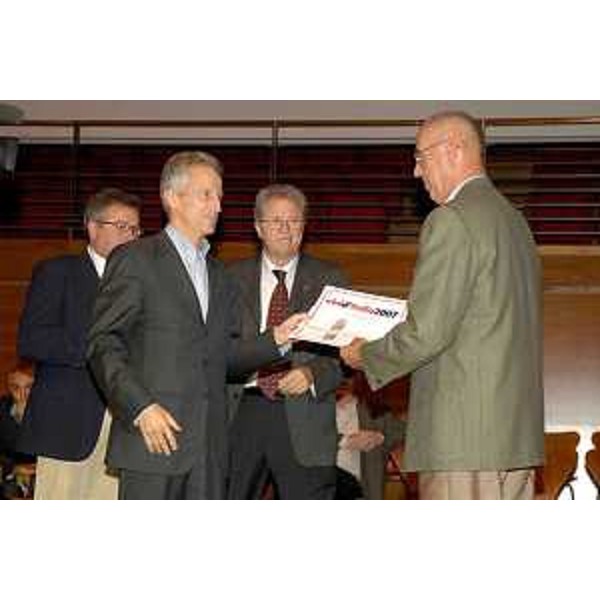 Riccardo Illy (Presidente Regione Friuli Venezia GIulia) premia Josko Gravner vincitore del premio "viticoltore dell'anno" al "Salone del Gusto" di Torino. (Torino 28/10/06)