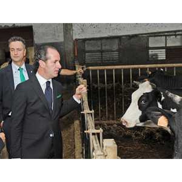 Luca Zaia (Ministro Agricoltura) ed Edouard Ballaman (Presidente Consiglio regionale) nell'Azienda casearia Zidaric sul Carso triestino. (Trieste 03/08/09)