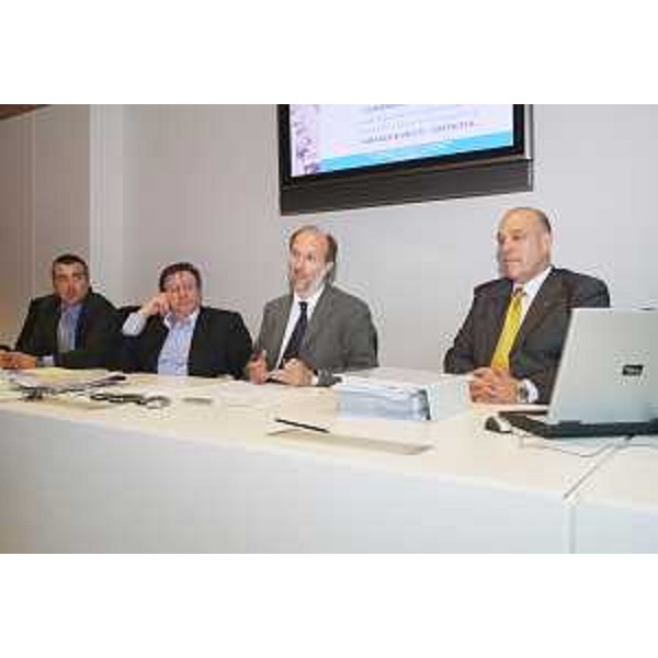Riccardo Riccardi (Assessore regionale Viabilità e Trasporti) con Giorgio Santuz (Presidente Autovie Venete SpA), Giampaolo Centrone (Struttura commissariale Terza Corsia A4) e Davide Sartelli (Direttore esercizio Autovie Venete SpA) in conferenza stampa presentano il "Piano di emergenza traffico" sulla A4 e sulla Villesse-Gorizia, a Udine. (Udine 04/08/09) 