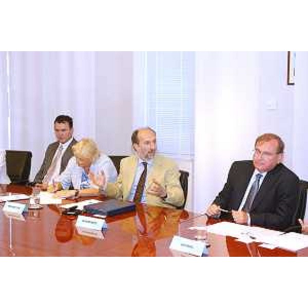 Riccardo Riccardi (Assessore regionale Viabilità e Trasporti) al tavolo per la firma del Protocollo di cooperazione per la gestione del traffico, tra Austria, Italia e Slovenia, nella sede della Regione a Trieste. (Trieste 05/08/09)