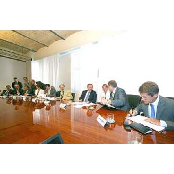Riccardo Riccardi (Assessore regionale Viabilità e Trasporti) al tavolo per la firma del Protocollo di cooperazione per la gestione del traffico, tra Austria, Italia e Slovenia, nella sede della Regione a Trieste. (Trieste 05/08/09)
