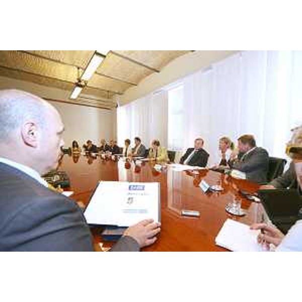 Riccardo Riccardi (Assessore regionale Viabilità e Trasporti) al tavolo per la firma del Protocollo di cooperazione per la gestione del traffico, tra Austria, Italia e Slovenia, nella sede della Regione a Trieste. (Trieste 05/08/09)