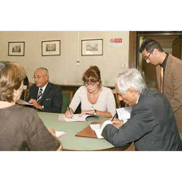 Alessia Rosolen (Assessore regionale Lavoro) al tavolo della firma del rinnovo del protocollo per lo "Sportello per l'immigrazione", nel Palazzo del Governo a Trieste. (Trieste 05/08/09)