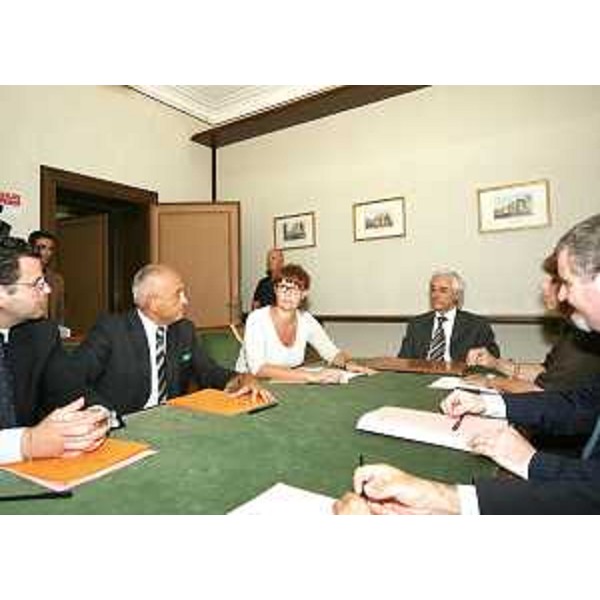 Alessia Rosolen (Assessore regionale Lavoro) al tavolo della firma del rinnovo del protocollo per lo "Sportello per l'immigrazione", nel Palazzo del Governo a Trieste. (Trieste 05/08/09)