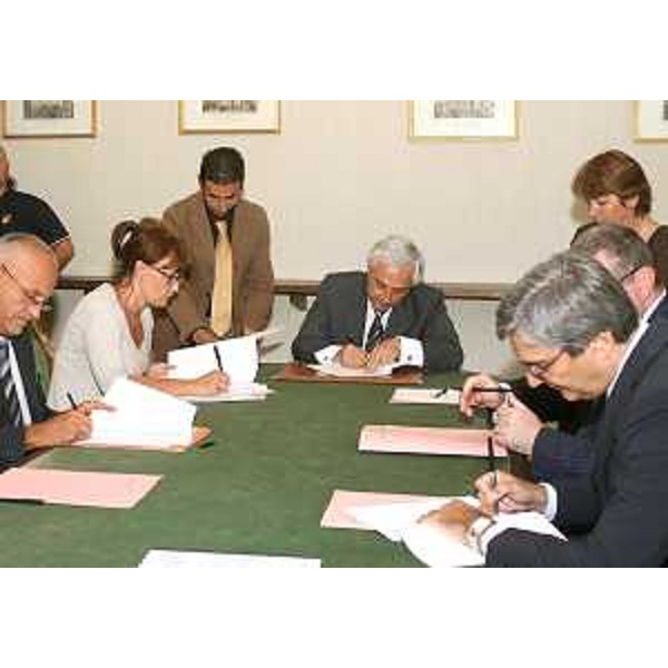 Alessia Rosolen (Assessore regionale Lavoro) al tavolo della firma del rinnovo del protocollo per lo "Sportello per l'immigrazione", nel Palazzo del Governo a Trieste. (Trieste 05/08/09)