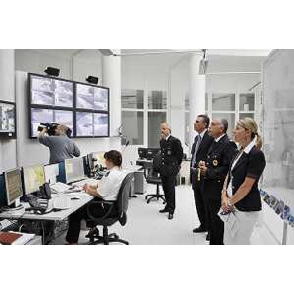 Federica Seganti (Assessore regionale Sicurezza) nella sala operativa della Polizia Municipale di Trieste con il Comandante Sergio Abbate. (Trieste 06/08/09)